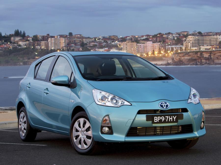  Toyota Prius c 2012 года  (AU) (фото 15 из 19)